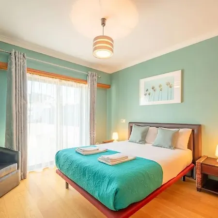 Sunny With Very Spacious Terrace Cascais