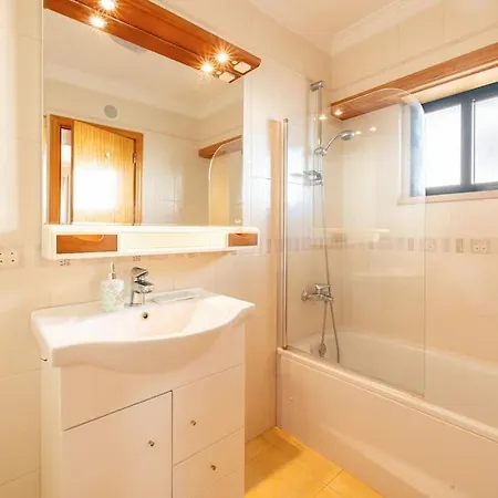 Sunny With Very Spacious Terrace Appartement Cascais