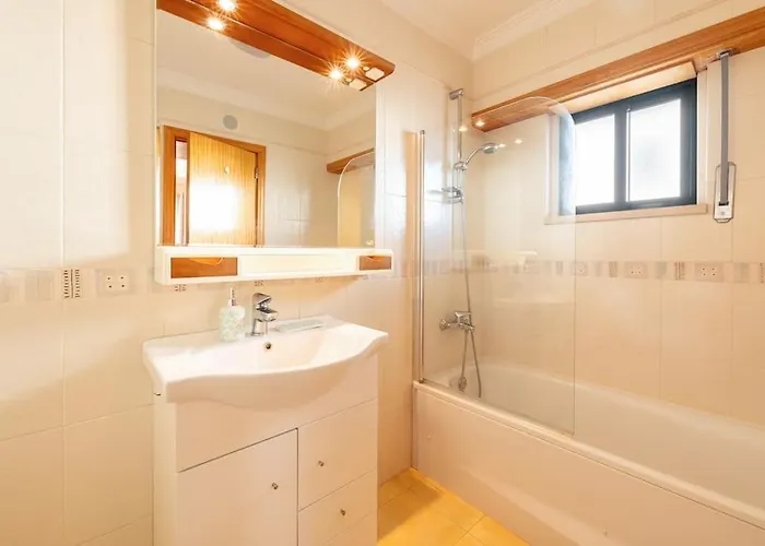 Sunny With Very Spacious Terrace Appartement Cascais